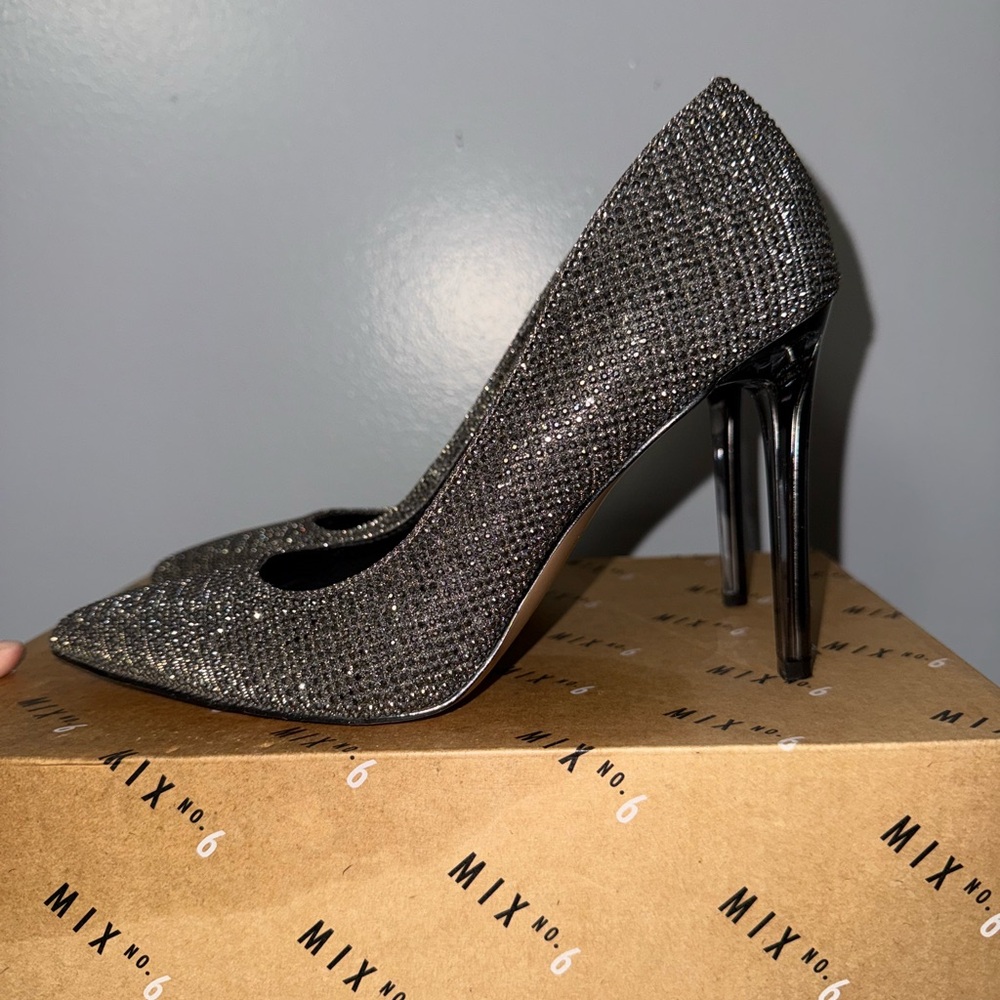 I am selling Mix No 6 heels SMOKE
EVENING SHIMMER FABR STYLE:
M6-DANYAH-H size 6